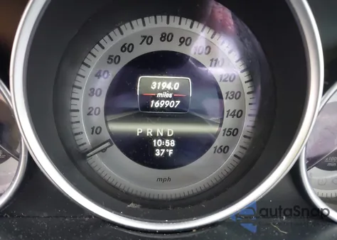 2013 Mercedes-Benz C 250 Sport z USA, uszkodzony, nr VIN WDDGF4HB2DA793222